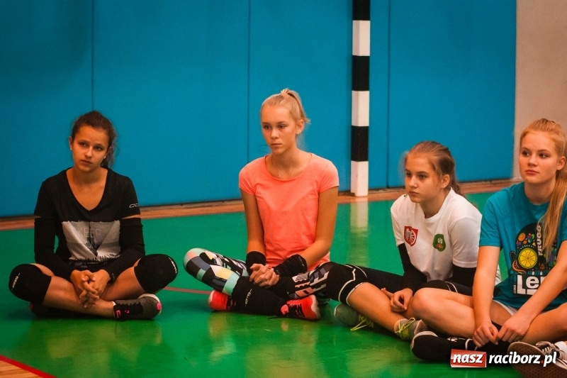 Zdjęcie w galerii na portalu naszraciborz.pl: Siatkarskie zajęcia z Moniką Brzostek w Międzyszkolnym Ośrodku Sportowym wiadomości z regionu