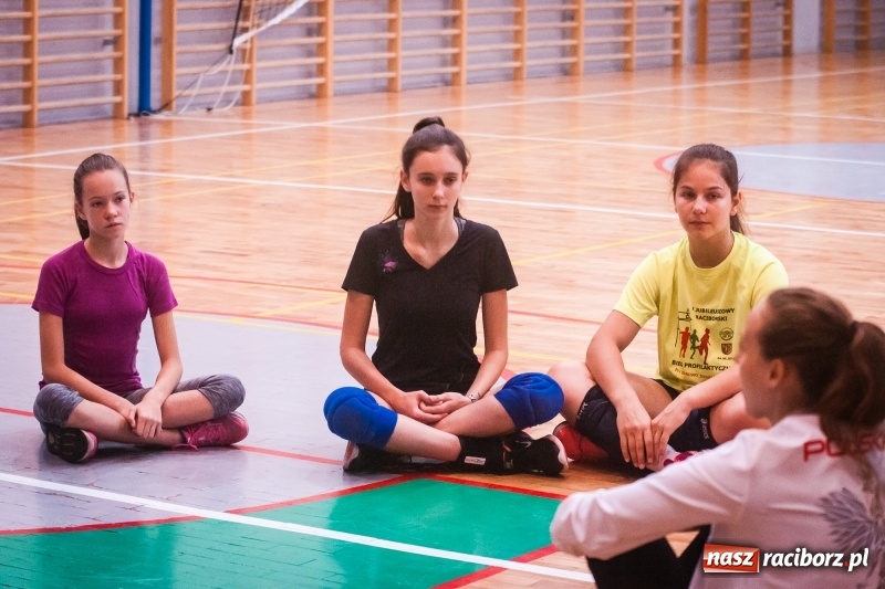 Zdjęcie w galerii na portalu naszraciborz.pl: Siatkarskie zajęcia z Moniką Brzostek w Międzyszkolnym Ośrodku Sportowym wiadomości z regionu