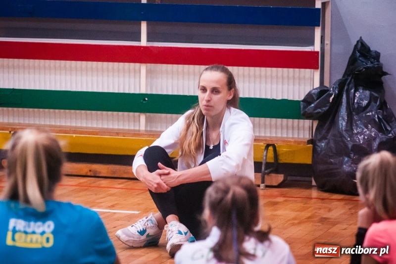 Zdjęcie w galerii na portalu naszraciborz.pl: Siatkarskie zajęcia z Moniką Brzostek w Międzyszkolnym Ośrodku Sportowym wiadomości z regionu