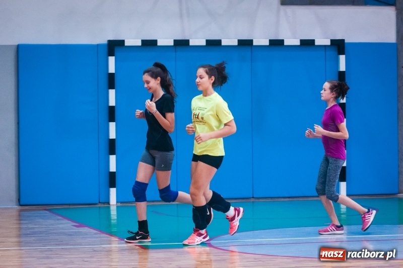 Zdjęcie w galerii na portalu naszraciborz.pl: Siatkarskie zajęcia z Moniką Brzostek w Międzyszkolnym Ośrodku Sportowym wiadomości z regionu