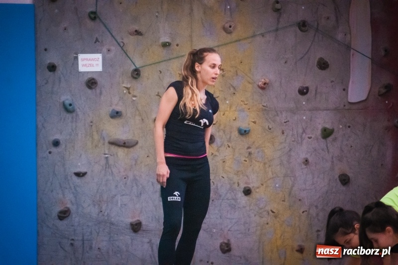 Zdjęcie w galerii na portalu naszraciborz.pl: Siatkarskie zajęcia z Moniką Brzostek w Międzyszkolnym Ośrodku Sportowym wiadomości z regionu