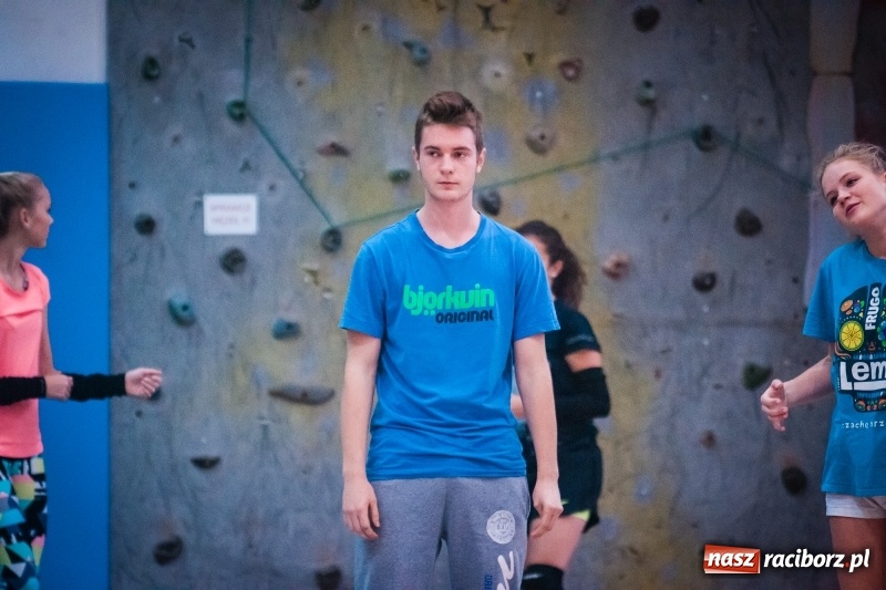 Zdjęcie w galerii na portalu naszraciborz.pl: Siatkarskie zajęcia z Moniką Brzostek w Międzyszkolnym Ośrodku Sportowym wiadomości z regionu