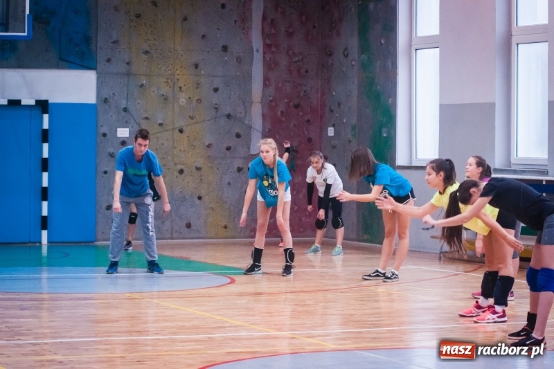 Zdjęcie w galerii na portalu naszraciborz.pl: Siatkarskie zajęcia z Moniką Brzostek w Międzyszkolnym Ośrodku Sportowym wiadomości z regionu