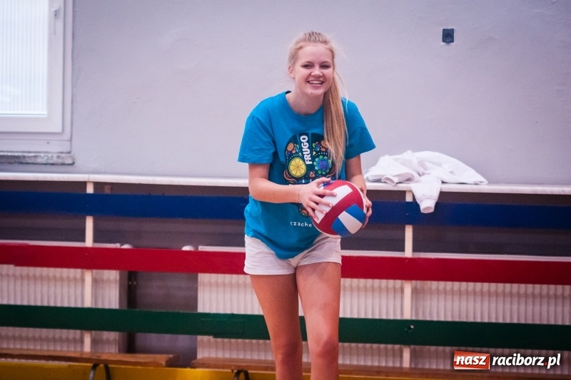 Zdjęcie w galerii na portalu naszraciborz.pl: Siatkarskie zajęcia z Moniką Brzostek w Międzyszkolnym Ośrodku Sportowym wiadomości z regionu