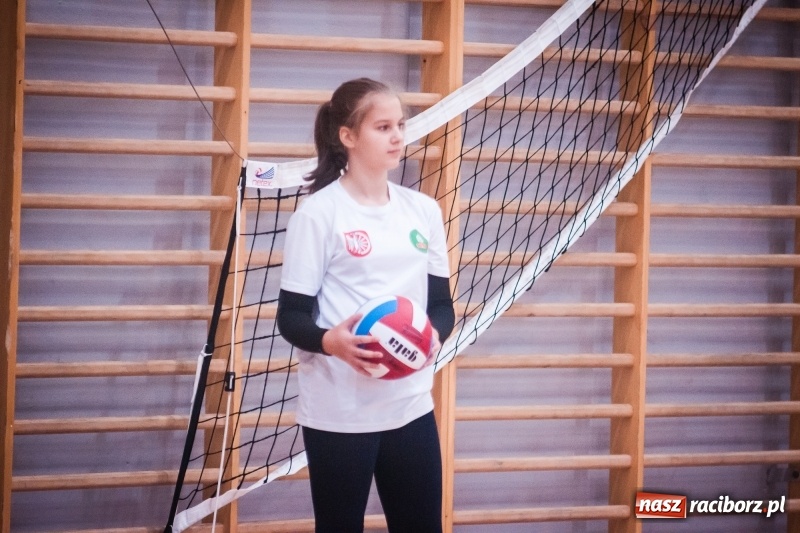 Zdjęcie w galerii na portalu naszraciborz.pl: Siatkarskie zajęcia z Moniką Brzostek w Międzyszkolnym Ośrodku Sportowym wiadomości z regionu