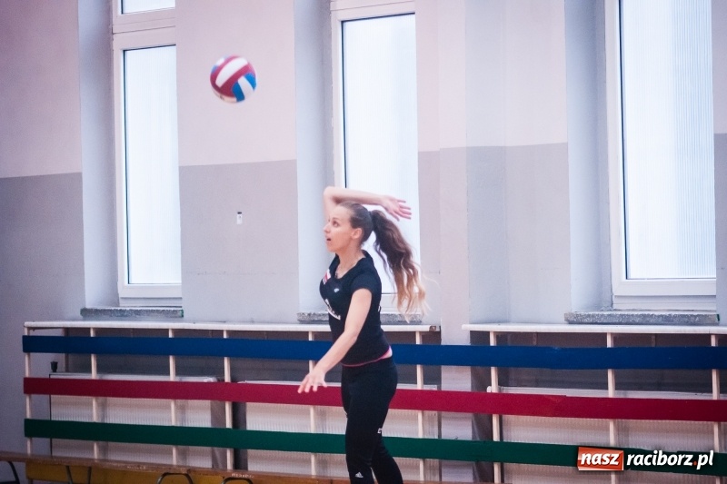Zdjęcie w galerii na portalu naszraciborz.pl: Siatkarskie zajęcia z Moniką Brzostek w Międzyszkolnym Ośrodku Sportowym wiadomości z regionu