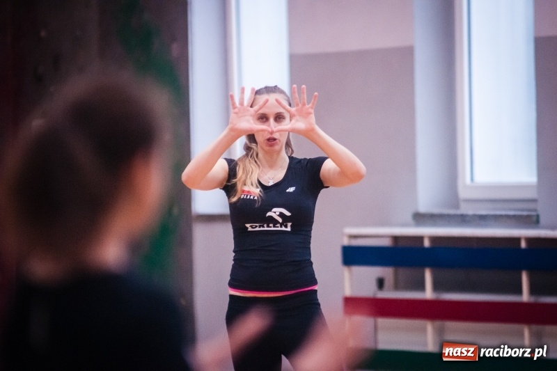 Zdjęcie w galerii na portalu naszraciborz.pl: Siatkarskie zajęcia z Moniką Brzostek w Międzyszkolnym Ośrodku Sportowym wiadomości z regionu