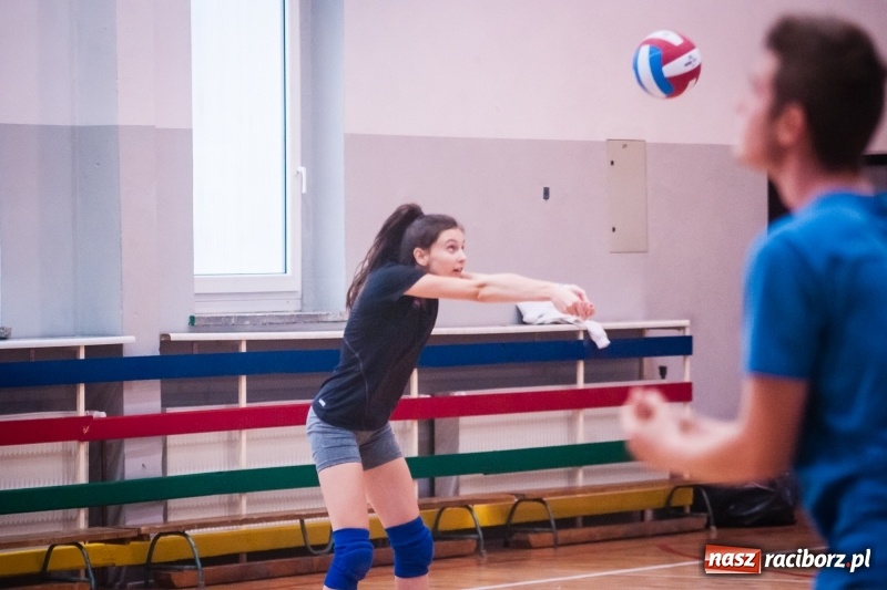 Zdjęcie w galerii na portalu naszraciborz.pl: Siatkarskie zajęcia z Moniką Brzostek w Międzyszkolnym Ośrodku Sportowym wiadomości z regionu