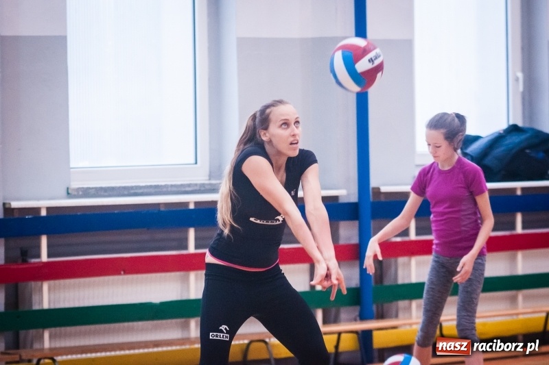 Zdjęcie w galerii na portalu naszraciborz.pl: Siatkarskie zajęcia z Moniką Brzostek w Międzyszkolnym Ośrodku Sportowym wiadomości z regionu