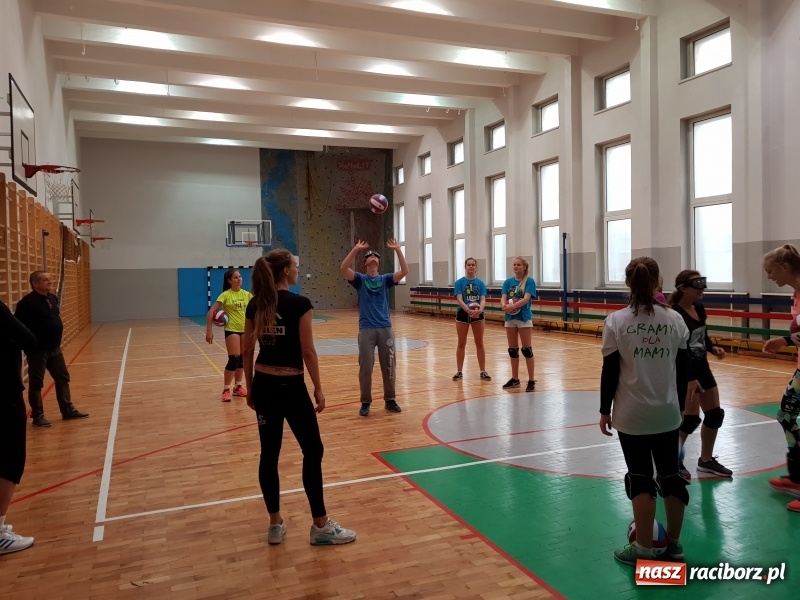 Zdjęcie w galerii na portalu naszraciborz.pl: Siatkarskie zajęcia z Moniką Brzostek w Międzyszkolnym Ośrodku Sportowym wiadomości z regionu