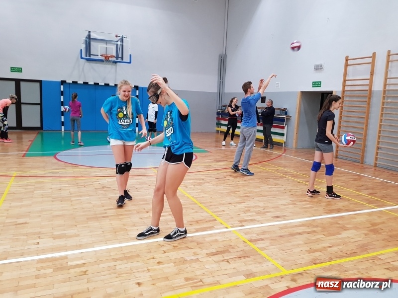 Zdjęcie w galerii na portalu naszraciborz.pl: Siatkarskie zajęcia z Moniką Brzostek w Międzyszkolnym Ośrodku Sportowym wiadomości z regionu
