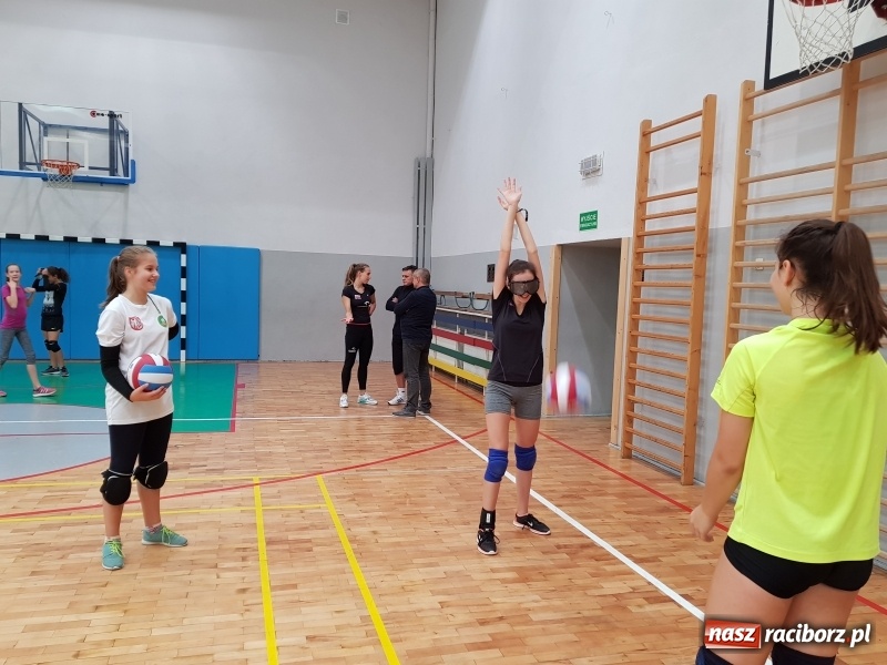 Zdjęcie w galerii na portalu naszraciborz.pl: Siatkarskie zajęcia z Moniką Brzostek w Międzyszkolnym Ośrodku Sportowym wiadomości z regionu