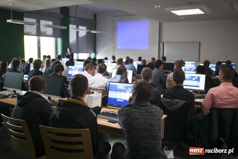 Zdjęcie w galerii na portalu naszraciborz.pl: Sukces matematyczny uczniów ZSO nr 1! Zdobyli 3. miejsce w konkursie Mat@ndo wiadomości z regionu