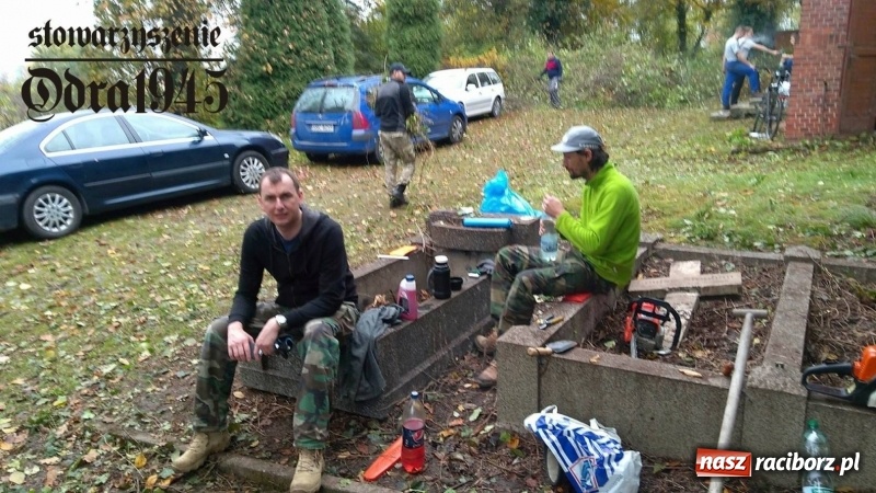 Zdjęcie w galerii na portalu naszraciborz.pl: Chcą uratować to, co zostało. Stowarzyszenie Odra 1945 porządkuje cmentarz ewangelicki   wiadomości z regionu