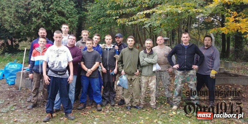 Zdjęcie w galerii na portalu naszraciborz.pl: Chcą uratować to, co zostało. Stowarzyszenie Odra 1945 porządkuje cmentarz ewangelicki   wiadomości z regionu