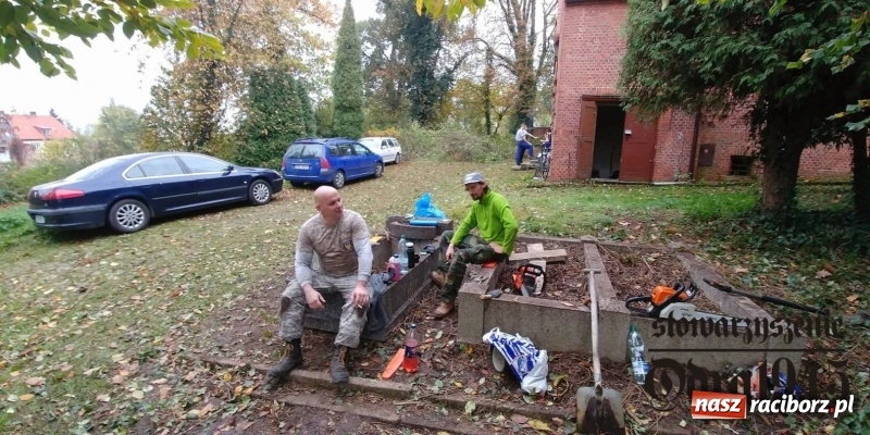 Zdjęcie w galerii na portalu naszraciborz.pl: Chcą uratować to, co zostało. Stowarzyszenie Odra 1945 porządkuje cmentarz ewangelicki   wiadomości z regionu