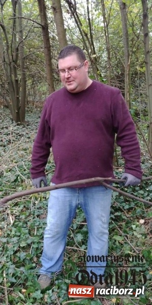 Zdjęcie w galerii na portalu naszraciborz.pl: Chcą uratować to, co zostało. Stowarzyszenie Odra 1945 porządkuje cmentarz ewangelicki   wiadomości z regionu