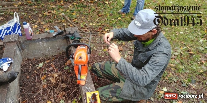 Zdjęcie w galerii na portalu naszraciborz.pl: Chcą uratować to, co zostało. Stowarzyszenie Odra 1945 porządkuje cmentarz ewangelicki   wiadomości z regionu
