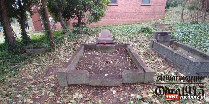 Zdjęcie w galerii na portalu naszraciborz.pl: Chcą uratować to, co zostało. Stowarzyszenie Odra 1945 porządkuje cmentarz ewangelicki   wiadomości z regionu