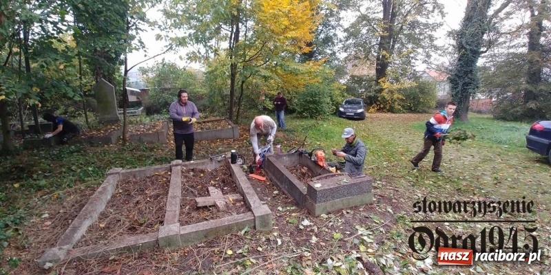 Zdjęcie w galerii na portalu naszraciborz.pl: Chcą uratować to, co zostało. Stowarzyszenie Odra 1945 porządkuje cmentarz ewangelicki   wiadomości z regionu
