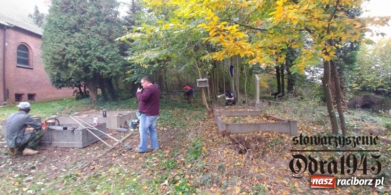 Zdjęcie w galerii na portalu naszraciborz.pl: Chcą uratować to, co zostało. Stowarzyszenie Odra 1945 porządkuje cmentarz ewangelicki   wiadomości z regionu