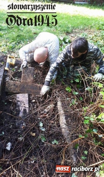Zdjęcie w galerii na portalu naszraciborz.pl: Chcą uratować to, co zostało. Stowarzyszenie Odra 1945 porządkuje cmentarz ewangelicki   wiadomości z regionu