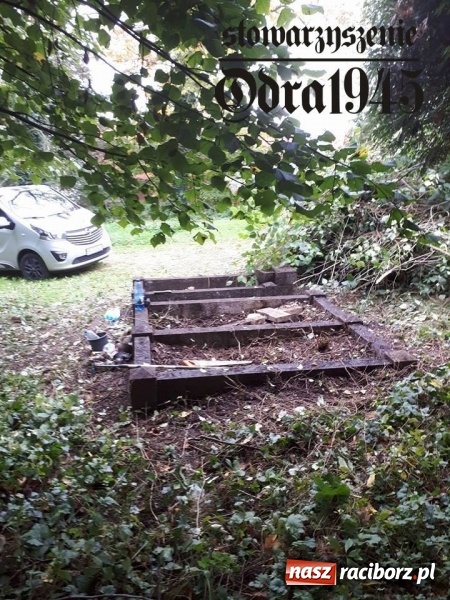 Zdjęcie w galerii na portalu naszraciborz.pl: Chcą uratować to, co zostało. Stowarzyszenie Odra 1945 porządkuje cmentarz ewangelicki   wiadomości z regionu