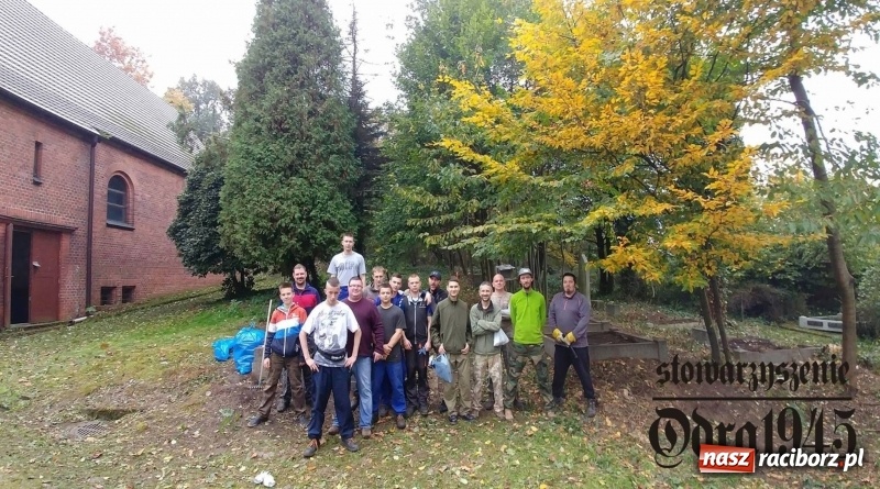 Zdjęcie w galerii na portalu naszraciborz.pl: Chcą uratować to, co zostało. Stowarzyszenie Odra 1945 porządkuje cmentarz ewangelicki   wiadomości z regionu