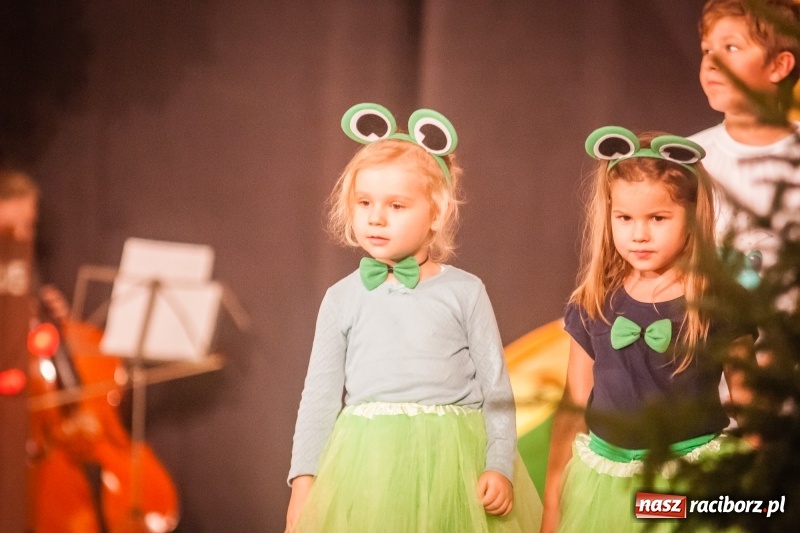 Zdjęcie w galerii na portalu naszraciborz.pl: Pani Krokodyl znajduje dom. Spektakl w wykonaniu aktorów Midraszowego Teatru Żydowskiego w DK Strzecha wiadomości z regionu