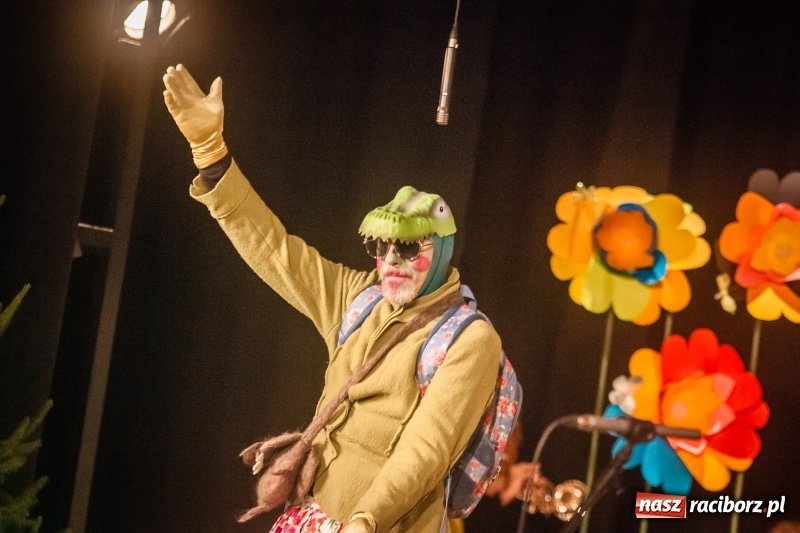 Zdjęcie w galerii na portalu naszraciborz.pl: Pani Krokodyl znajduje dom. Spektakl w wykonaniu aktorów Midraszowego Teatru Żydowskiego w DK Strzecha wiadomości z regionu