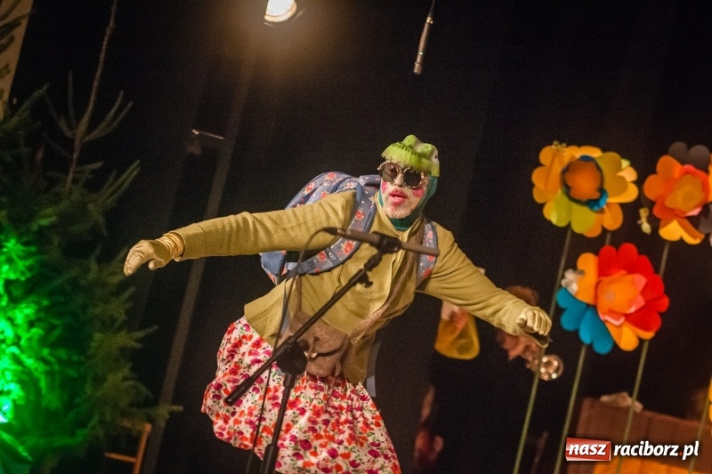 Zdjęcie w galerii na portalu naszraciborz.pl: Pani Krokodyl znajduje dom. Spektakl w wykonaniu aktorów Midraszowego Teatru Żydowskiego w DK Strzecha wiadomości z regionu