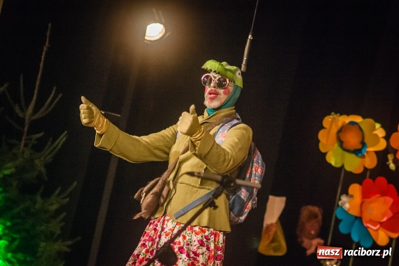 Zdjęcie w galerii na portalu naszraciborz.pl: Pani Krokodyl znajduje dom. Spektakl w wykonaniu aktorów Midraszowego Teatru Żydowskiego w DK Strzecha wiadomości z regionu