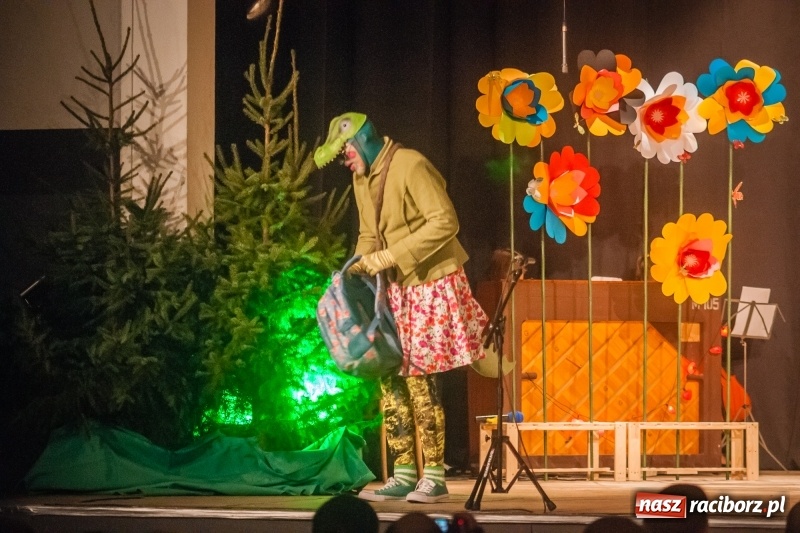 Zdjęcie w galerii na portalu naszraciborz.pl: Pani Krokodyl znajduje dom. Spektakl w wykonaniu aktorów Midraszowego Teatru Żydowskiego w DK Strzecha wiadomości z regionu