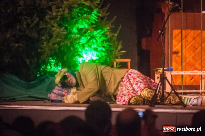 Zdjęcie w galerii na portalu naszraciborz.pl: Pani Krokodyl znajduje dom. Spektakl w wykonaniu aktorów Midraszowego Teatru Żydowskiego w DK Strzecha wiadomości z regionu