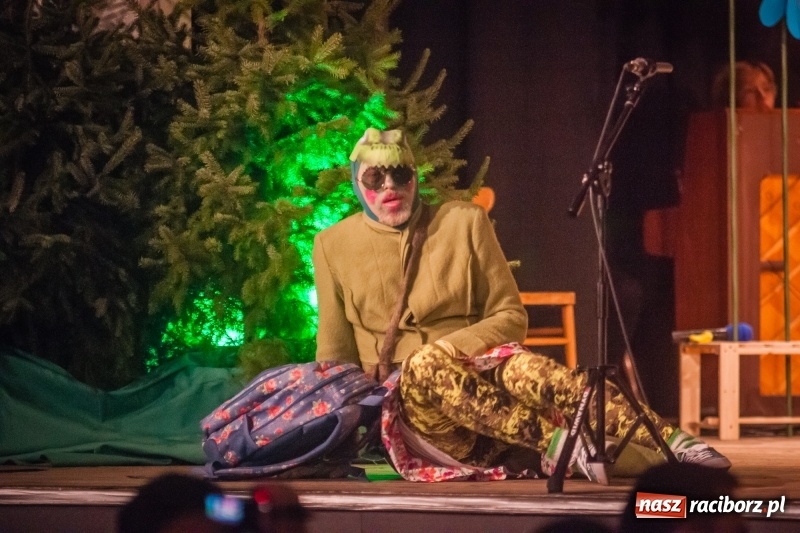 Zdjęcie w galerii na portalu naszraciborz.pl: Pani Krokodyl znajduje dom. Spektakl w wykonaniu aktorów Midraszowego Teatru Żydowskiego w DK Strzecha wiadomości z regionu