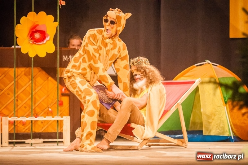Zdjęcie w galerii na portalu naszraciborz.pl: Pani Krokodyl znajduje dom. Spektakl w wykonaniu aktorów Midraszowego Teatru Żydowskiego w DK Strzecha wiadomości z regionu