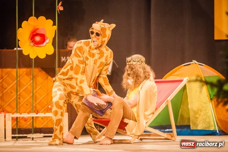 Zdjęcie w galerii na portalu naszraciborz.pl: Pani Krokodyl znajduje dom. Spektakl w wykonaniu aktorów Midraszowego Teatru Żydowskiego w DK Strzecha wiadomości z regionu