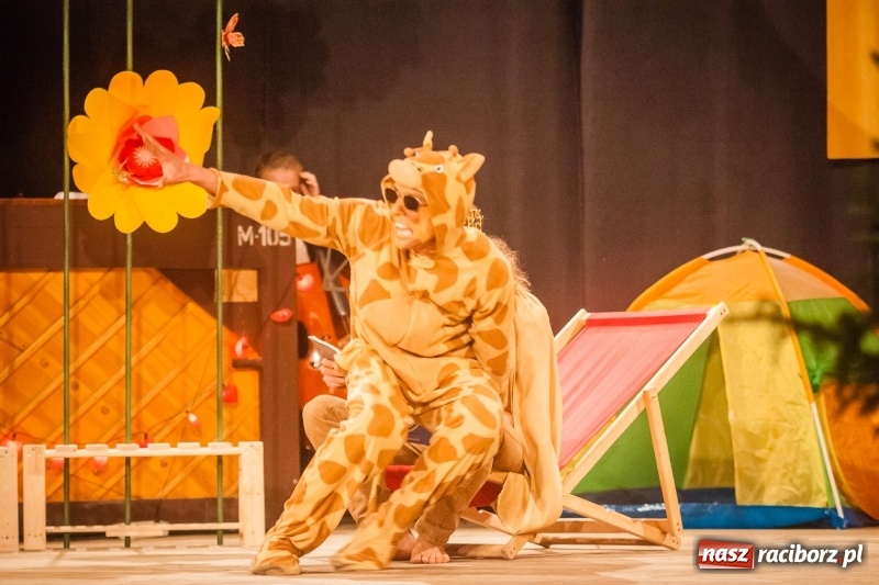 Zdjęcie w galerii na portalu naszraciborz.pl: Pani Krokodyl znajduje dom. Spektakl w wykonaniu aktorów Midraszowego Teatru Żydowskiego w DK Strzecha wiadomości z regionu