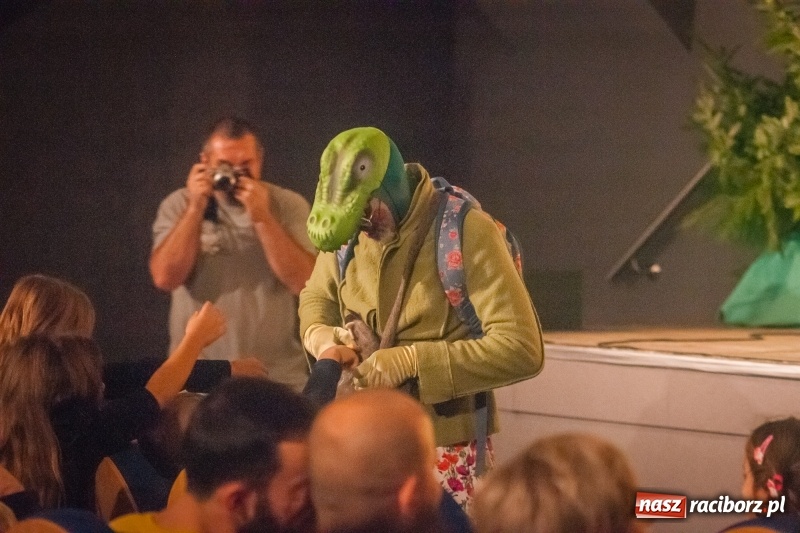 Zdjęcie w galerii na portalu naszraciborz.pl: Pani Krokodyl znajduje dom. Spektakl w wykonaniu aktorów Midraszowego Teatru Żydowskiego w DK Strzecha wiadomości z regionu