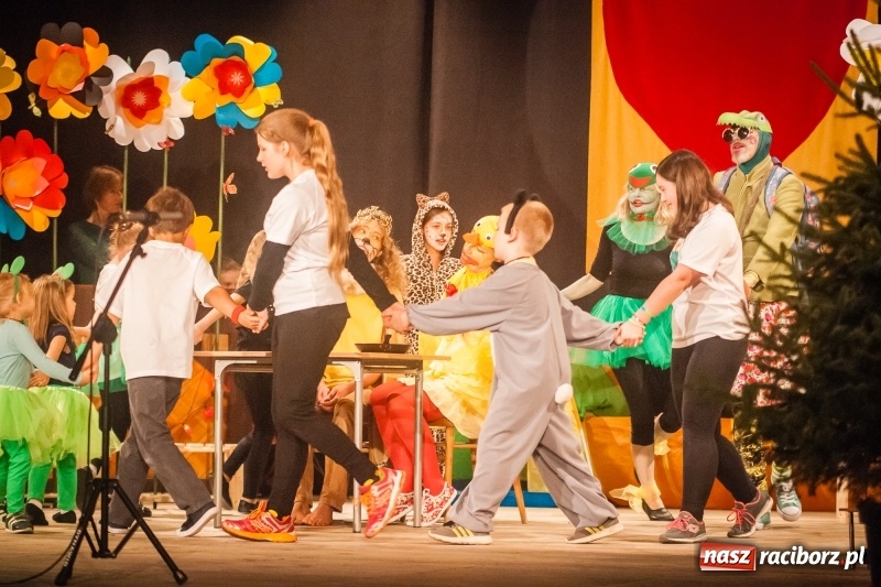 Zdjęcie w galerii na portalu naszraciborz.pl: Pani Krokodyl znajduje dom. Spektakl w wykonaniu aktorów Midraszowego Teatru Żydowskiego w DK Strzecha wiadomości z regionu