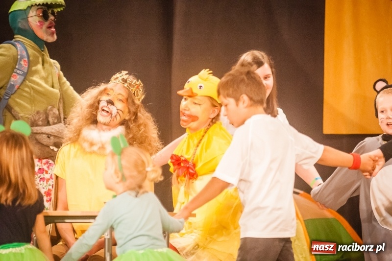 Zdjęcie w galerii na portalu naszraciborz.pl: Pani Krokodyl znajduje dom. Spektakl w wykonaniu aktorów Midraszowego Teatru Żydowskiego w DK Strzecha wiadomości z regionu