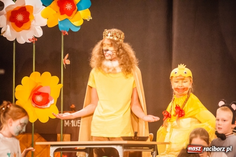 Zdjęcie w galerii na portalu naszraciborz.pl: Pani Krokodyl znajduje dom. Spektakl w wykonaniu aktorów Midraszowego Teatru Żydowskiego w DK Strzecha wiadomości z regionu