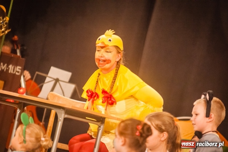 Zdjęcie w galerii na portalu naszraciborz.pl: Pani Krokodyl znajduje dom. Spektakl w wykonaniu aktorów Midraszowego Teatru Żydowskiego w DK Strzecha wiadomości z regionu