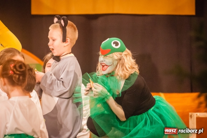 Zdjęcie w galerii na portalu naszraciborz.pl: Pani Krokodyl znajduje dom. Spektakl w wykonaniu aktorów Midraszowego Teatru Żydowskiego w DK Strzecha wiadomości z regionu