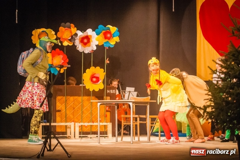 Zdjęcie w galerii na portalu naszraciborz.pl: Pani Krokodyl znajduje dom. Spektakl w wykonaniu aktorów Midraszowego Teatru Żydowskiego w DK Strzecha wiadomości z regionu