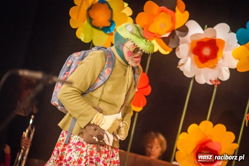 Zdjęcie w galerii na portalu naszraciborz.pl: Pani Krokodyl znajduje dom. Spektakl w wykonaniu aktorów Midraszowego Teatru Żydowskiego w DK Strzecha wiadomości z regionu