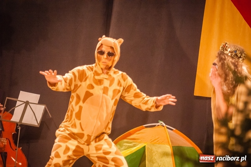 Zdjęcie w galerii na portalu naszraciborz.pl: Pani Krokodyl znajduje dom. Spektakl w wykonaniu aktorów Midraszowego Teatru Żydowskiego w DK Strzecha wiadomości z regionu