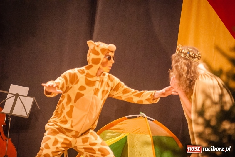 Zdjęcie w galerii na portalu naszraciborz.pl: Pani Krokodyl znajduje dom. Spektakl w wykonaniu aktorów Midraszowego Teatru Żydowskiego w DK Strzecha wiadomości z regionu