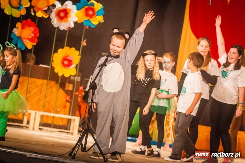 Zdjęcie w galerii na portalu naszraciborz.pl: Pani Krokodyl znajduje dom. Spektakl w wykonaniu aktorów Midraszowego Teatru Żydowskiego w DK Strzecha wiadomości z regionu