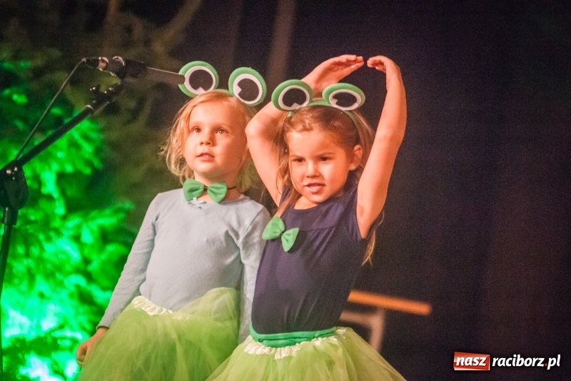 Zdjęcie w galerii na portalu naszraciborz.pl: Pani Krokodyl znajduje dom. Spektakl w wykonaniu aktorów Midraszowego Teatru Żydowskiego w DK Strzecha wiadomości z regionu
